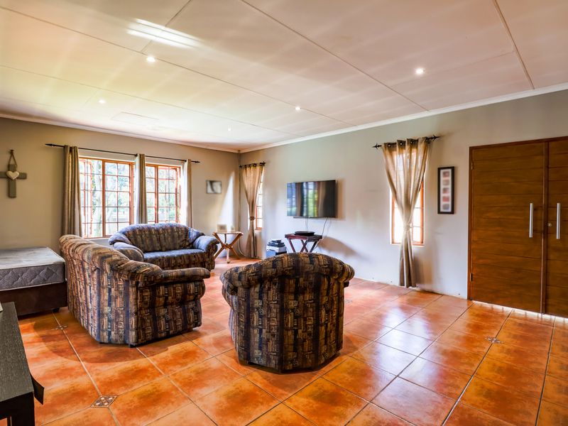 Space, Comfort & Effortless Family Living in Wierda Park - Photo 9