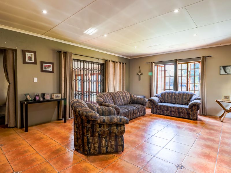 Space, Comfort & Effortless Family Living in Wierda Park - Photo 8