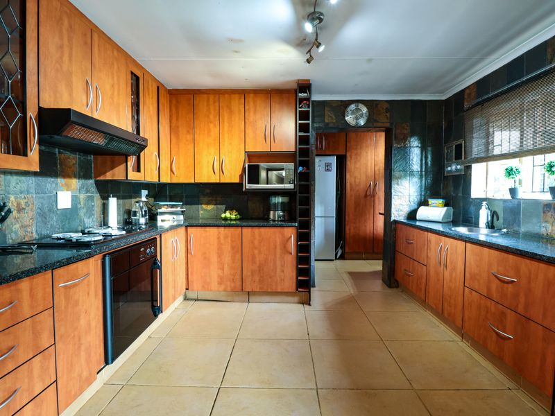 Space, Comfort & Effortless Family Living in Wierda Park - Photo 2