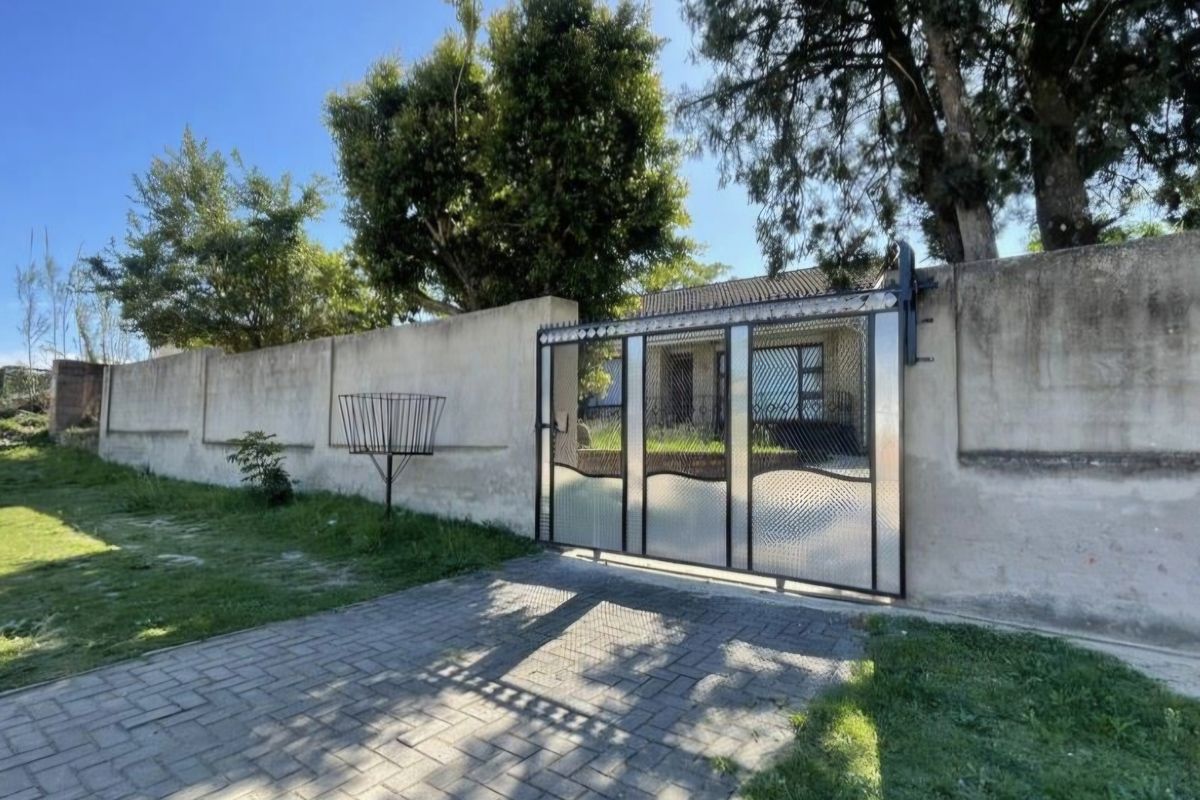 Spacious 3-Bedroom Home Perfect for Family Living - Photo 2