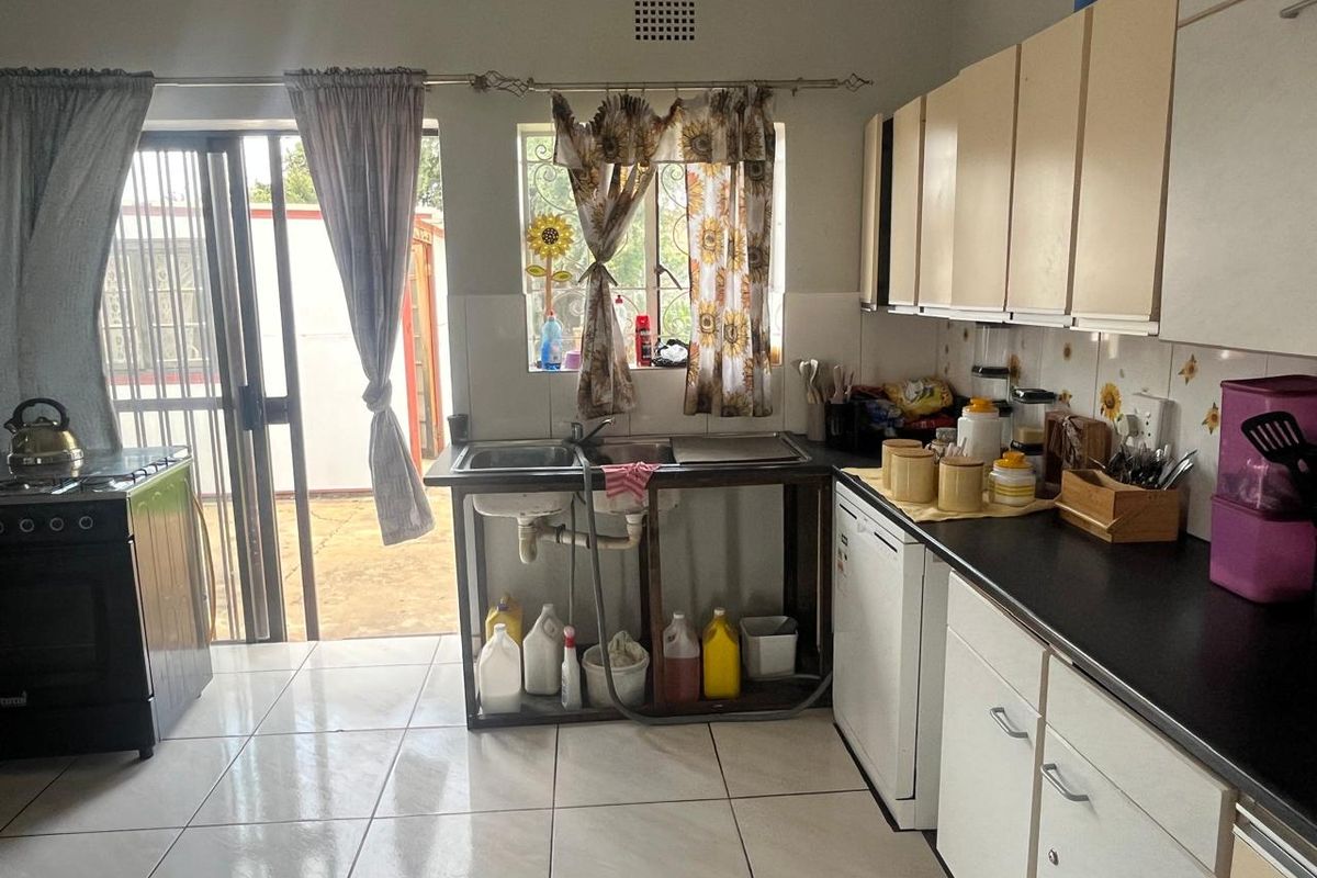 Charming 3-Bedroom Home with Flatlet Potential - Photo 5