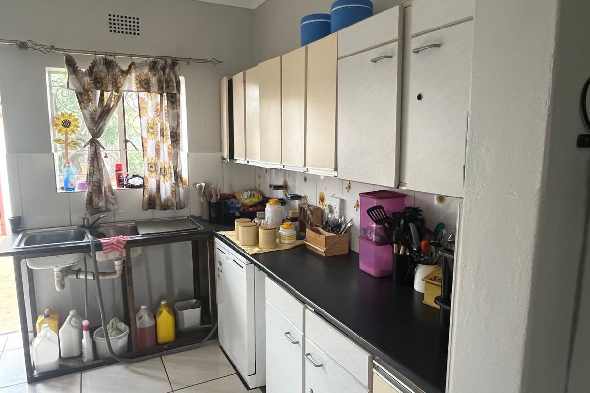 Charming 3-Bedroom Home with Flatlet Potential - Photo 4