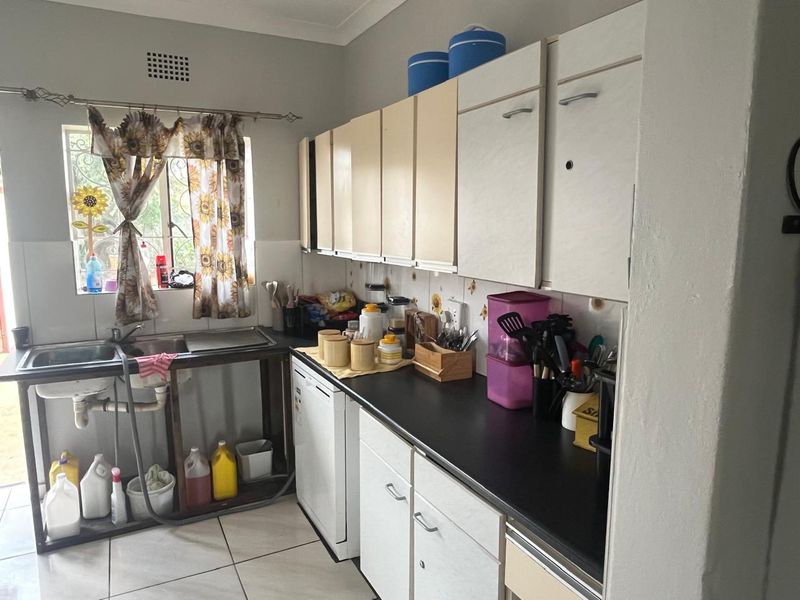 Charming 3-Bedroom Home with Flatlet Potential - Photo 4