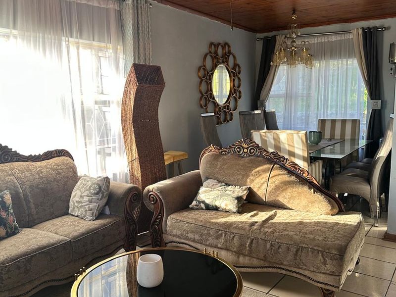 Spacious, Move-In Ready Home in a Quiet Suburb - Photo 5