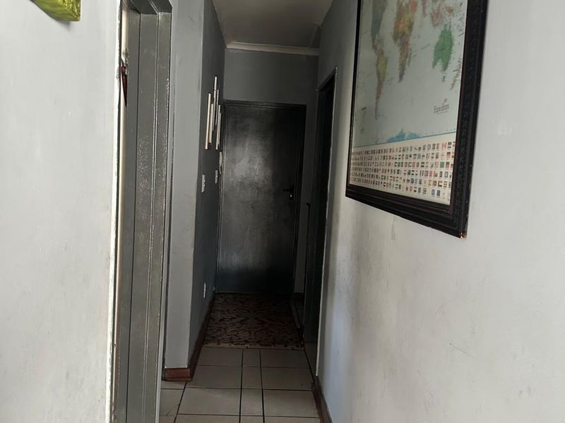 Spacious, Move-In Ready Home in a Quiet Suburb - Photo 8