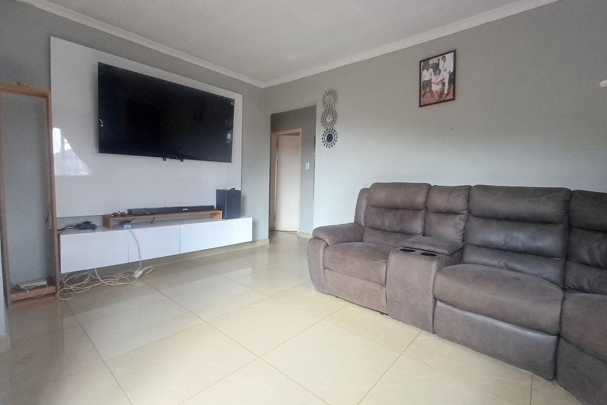 Neat, Private and Freehold - Photo 3