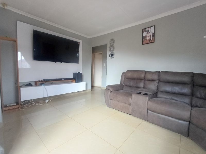 Neat, Private and Freehold - Photo 3