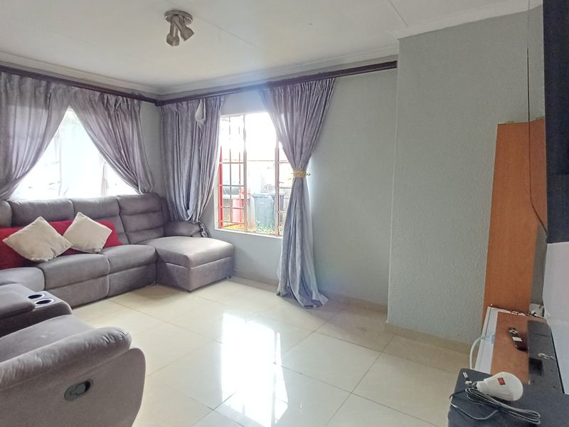 Neat, Private and Freehold - Photo 2