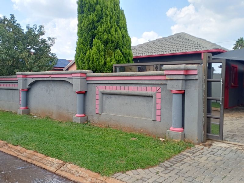 Neat, Private and Freehold - Photo 7
