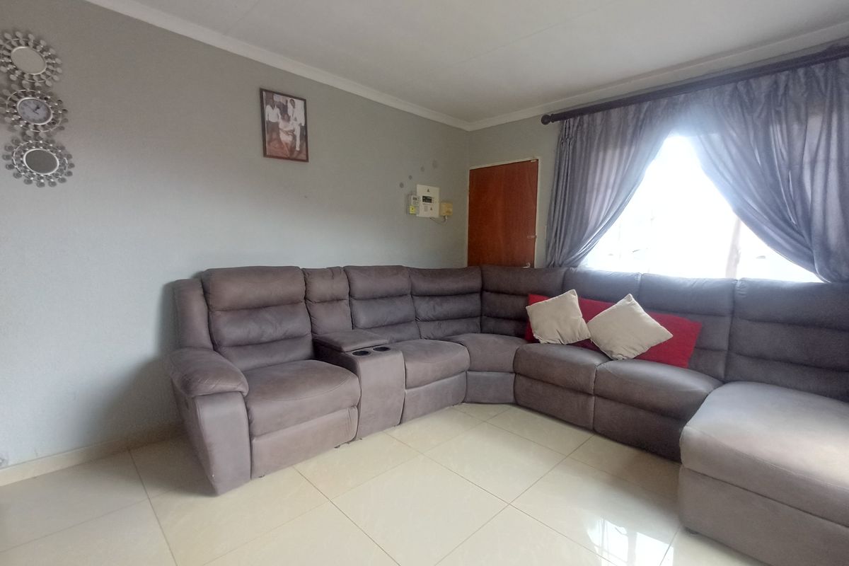 Neat, Private and Freehold - Photo 4