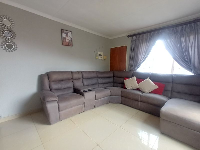 Neat, Private and Freehold - Photo 4