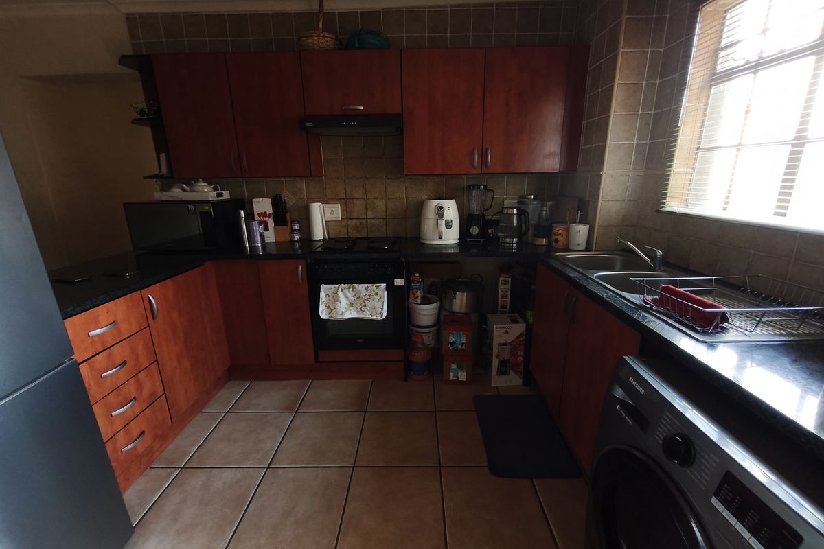 Modern Ground Floor 3-Bedroom Apartment with Private Garden Courtyard & Poolside Convenience - Photo 2