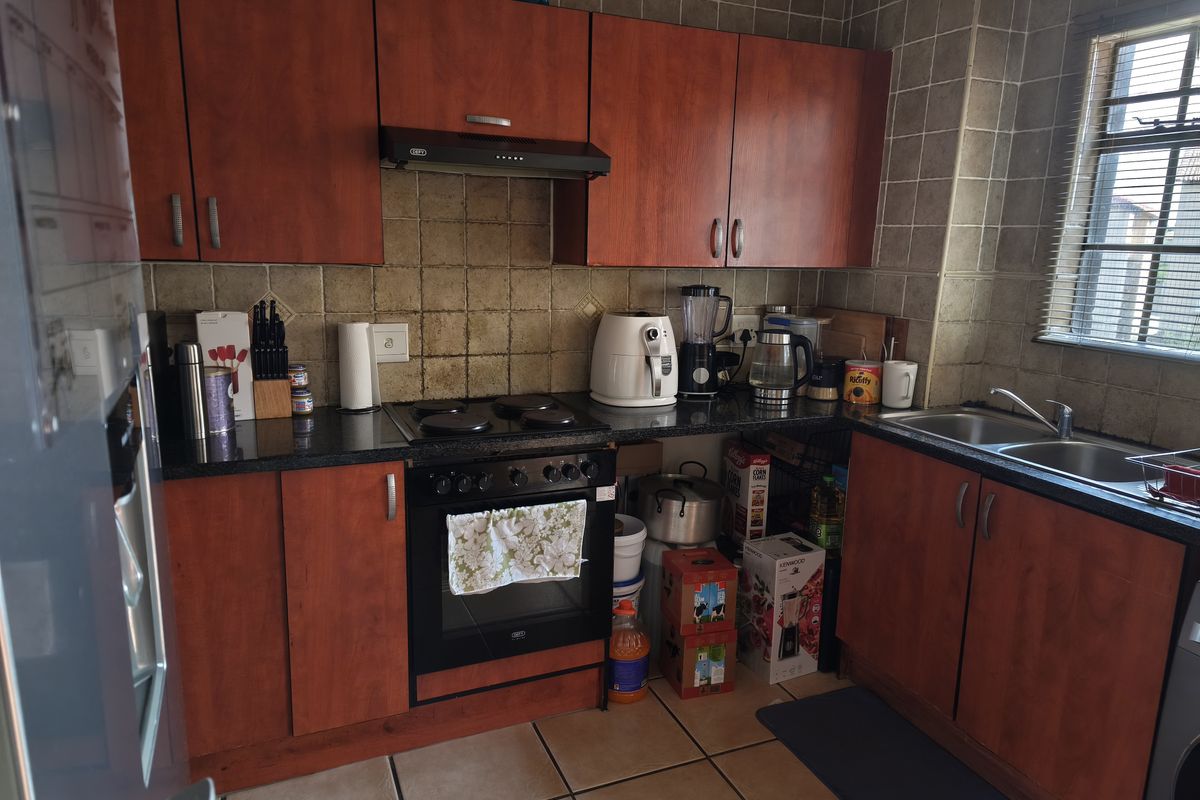 Modern Ground Floor 3-Bedroom Apartment with Private Garden Courtyard & Poolside Convenience - Photo 3