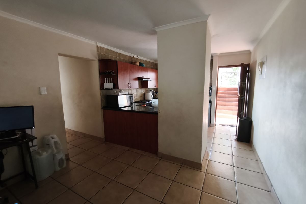 Modern Ground Floor 3-Bedroom Apartment with Private Garden Courtyard & Poolside Convenience - Photo 4