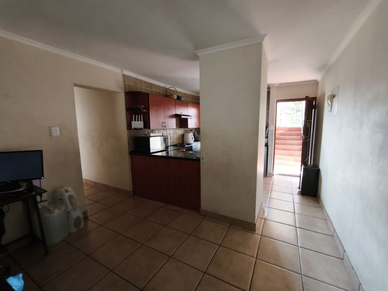 Modern Ground Floor 3-Bedroom Apartment with Private Garden Courtyard & Poolside Convenience - Photo 4