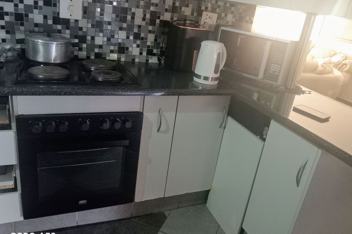 Your perfect 3 bedroom home in a small complex - Photo 5