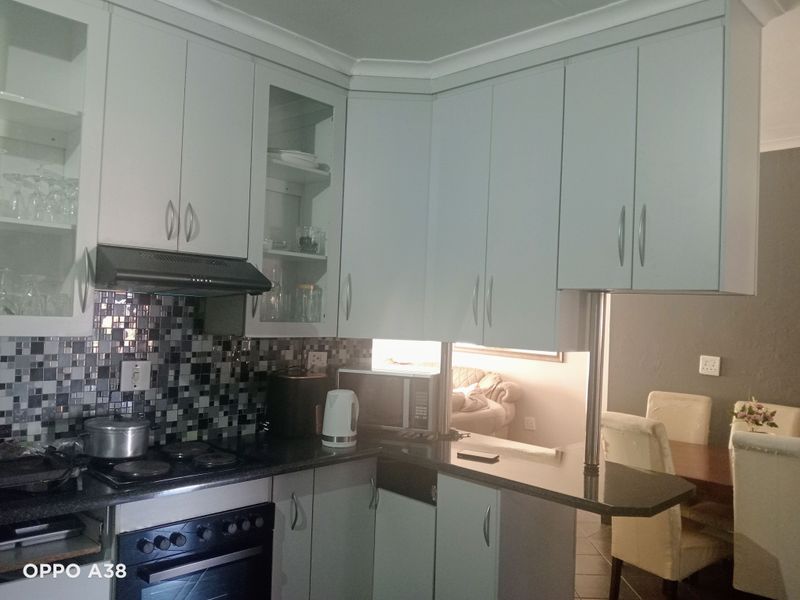 Your perfect 3 bedroom home in a small complex - Photo 7