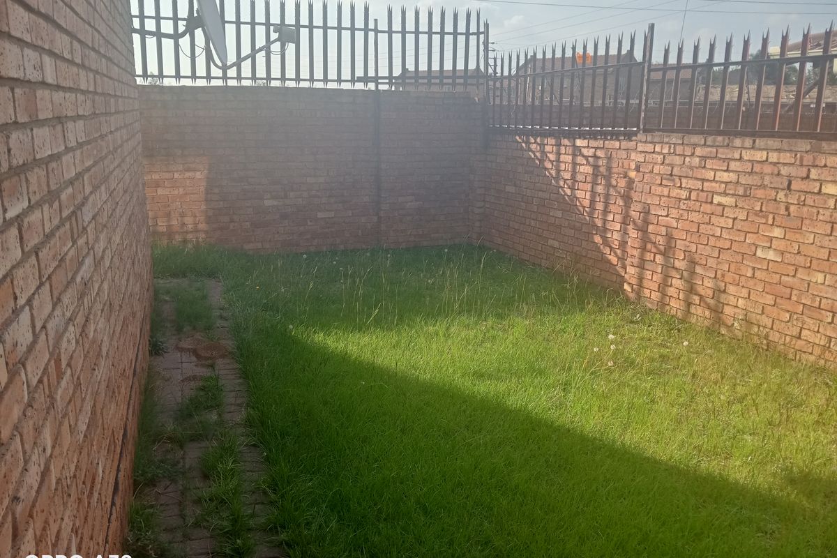 Your perfect 3 bedroom home in a small complex - Photo 2