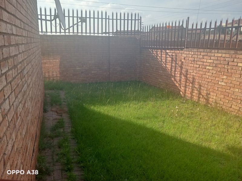 Your perfect 3 bedroom home in a small complex - Photo 2