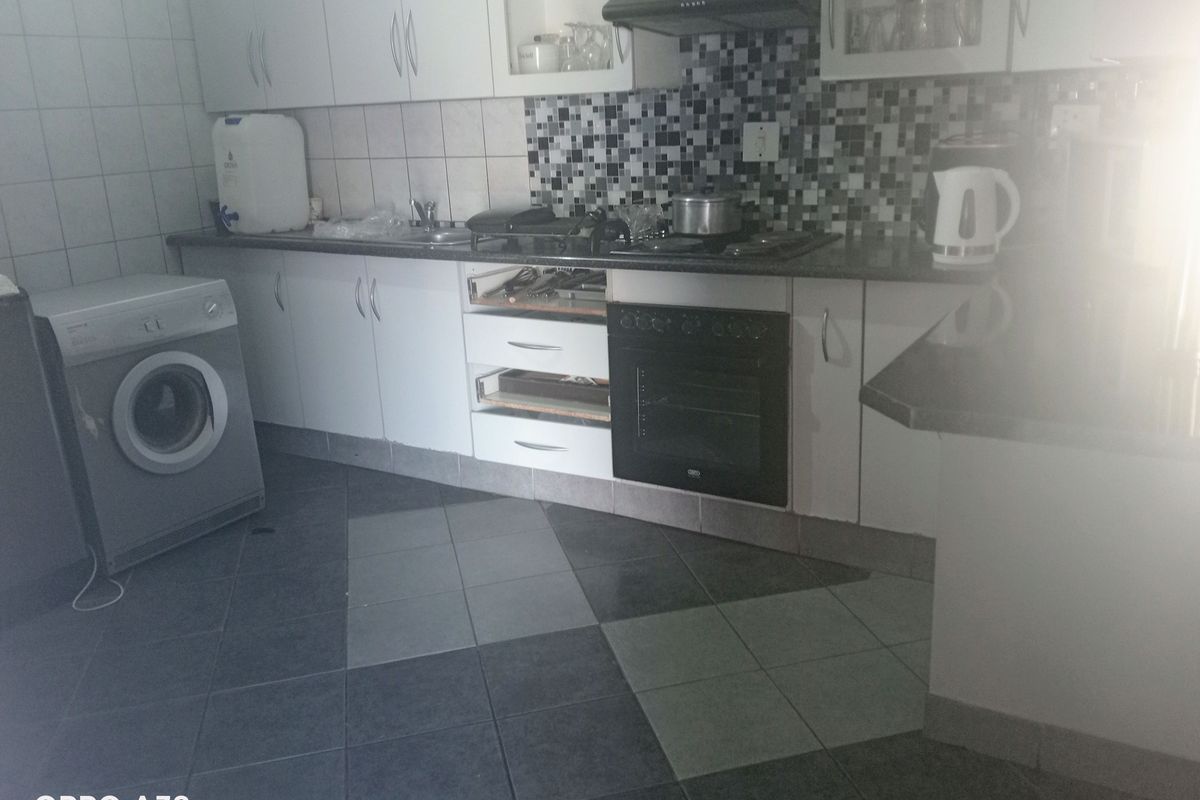 Your perfect 3 bedroom home in a small complex - Photo 3