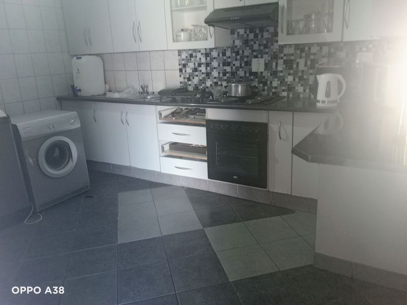 Your perfect 3 bedroom home in a small complex - Photo 3