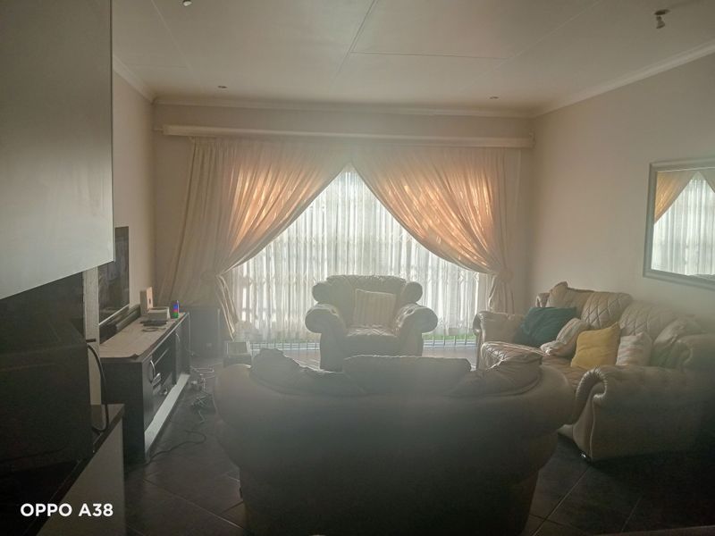 Your perfect 3 bedroom home in a small complex - Photo 9