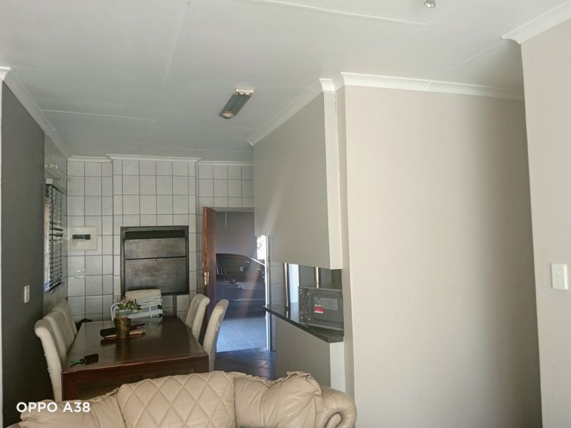 Your perfect 3 bedroom home in a small complex - Photo 8