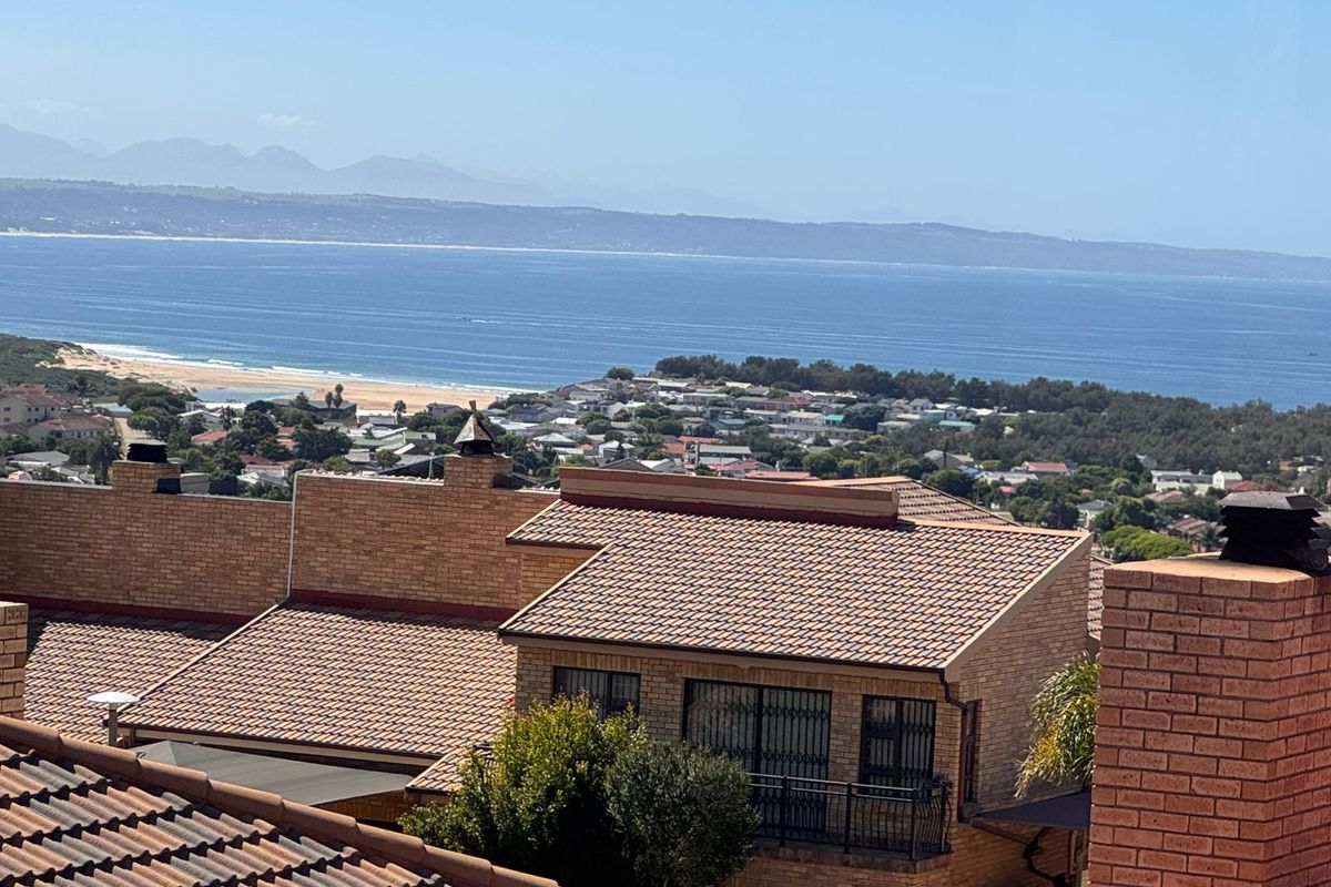 Stunning 4-bedroom home in Hartenbos Heuwels  offering spacious living and breathtaking views - Photo 4