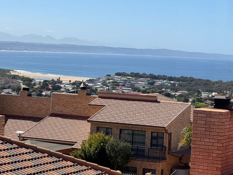 Stunning 4-bedroom home in Hartenbos Heuwels  offering spacious living and breathtaking views - Photo 4