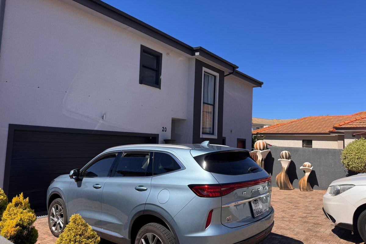 Stunning 4-bedroom home in Hartenbos Heuwels  offering spacious living and breathtaking views - Photo 2