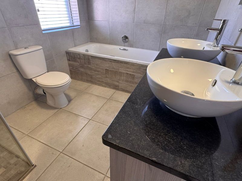 Stunning 4-bedroom home in Hartenbos Heuwels  offering spacious living and breathtaking views - Photo 10