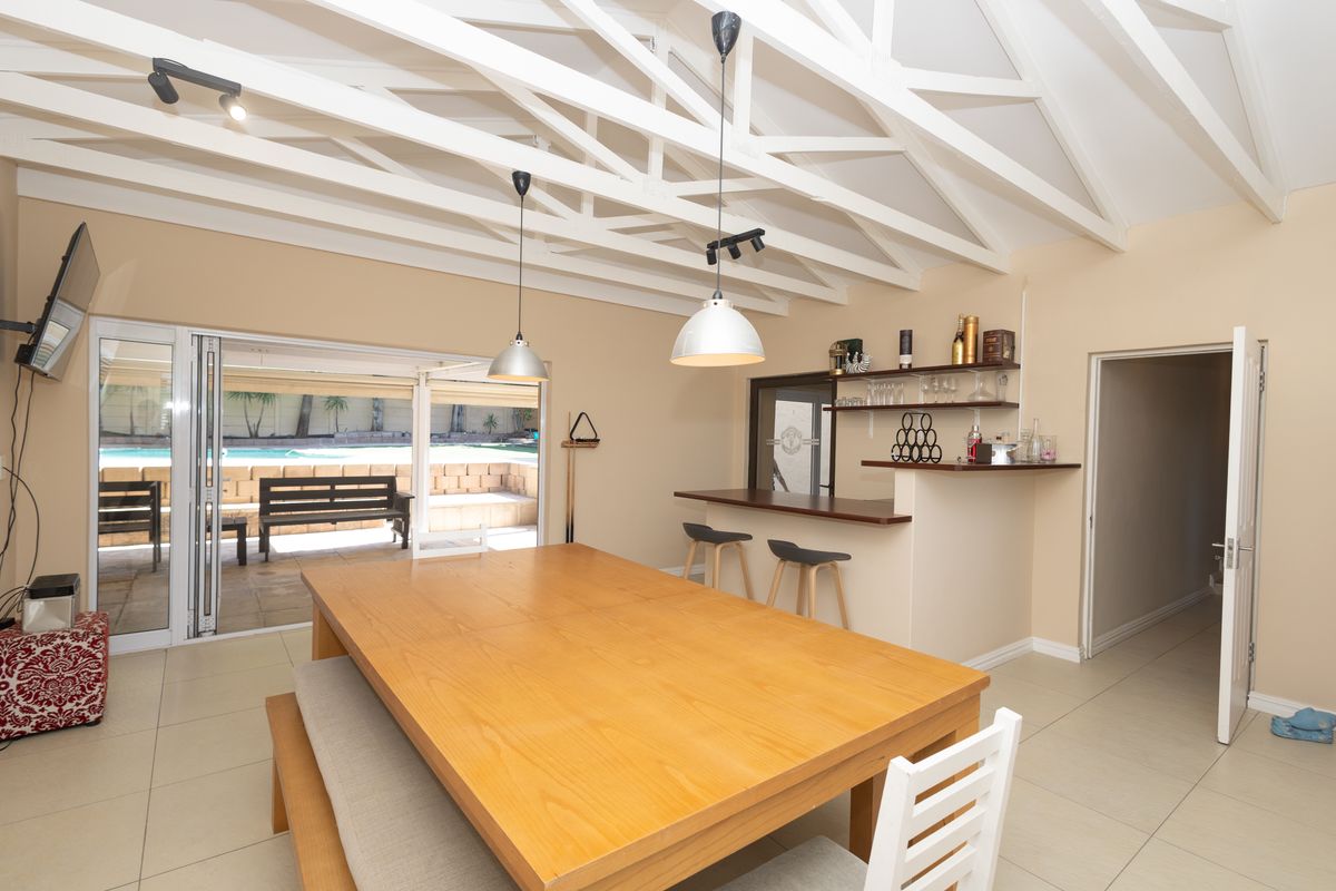 Grand Family Residence in Upper Flamingo Vlei - Photo 3