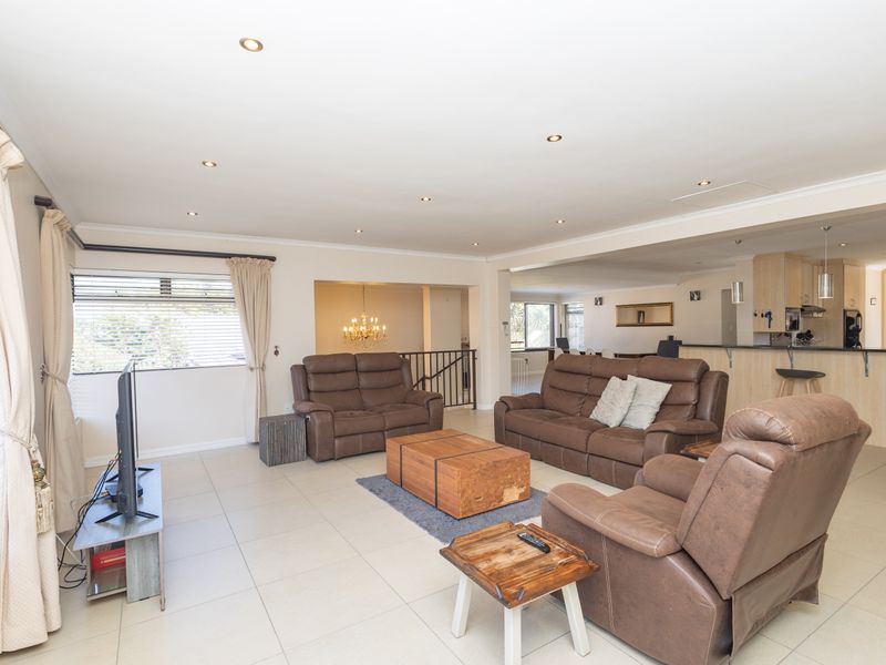 Grand Family Residence in Upper Flamingo Vlei - Photo 10