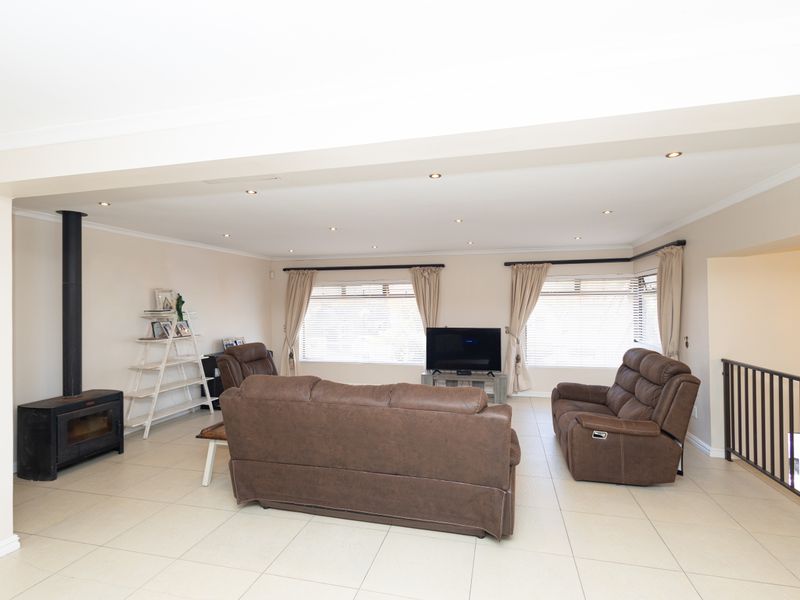 Grand Family Residence in Upper Flamingo Vlei - Photo 9