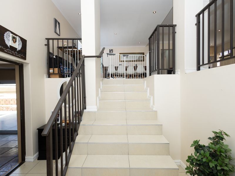 Grand Family Residence in Upper Flamingo Vlei - Photo 8