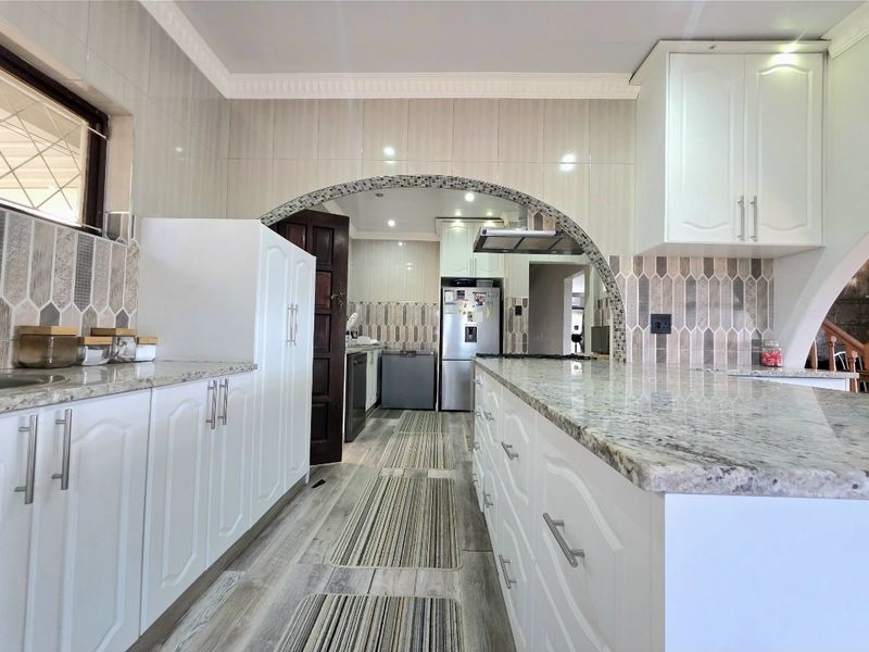 Stunning 8 Bedroom home with alot of hidden potential!!! - Photo 2