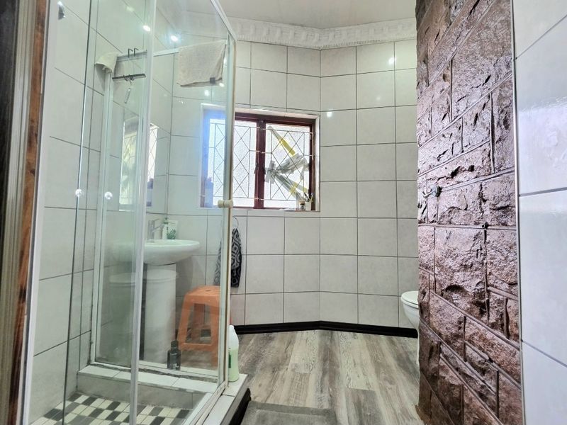 Stunning 8 Bedroom home with alot of hidden potential!!! - Photo 10