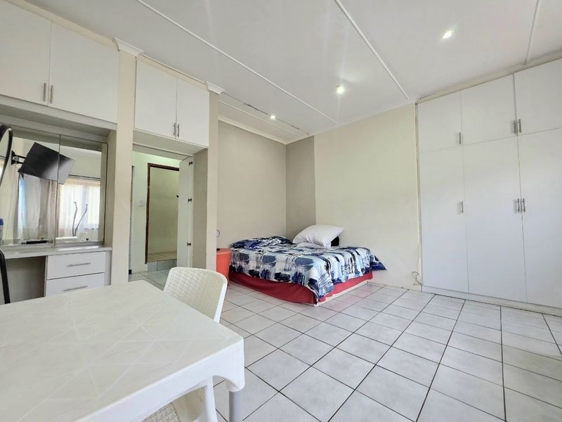 Stunning 8 Bedroom home with alot of hidden potential!!! - Photo 9