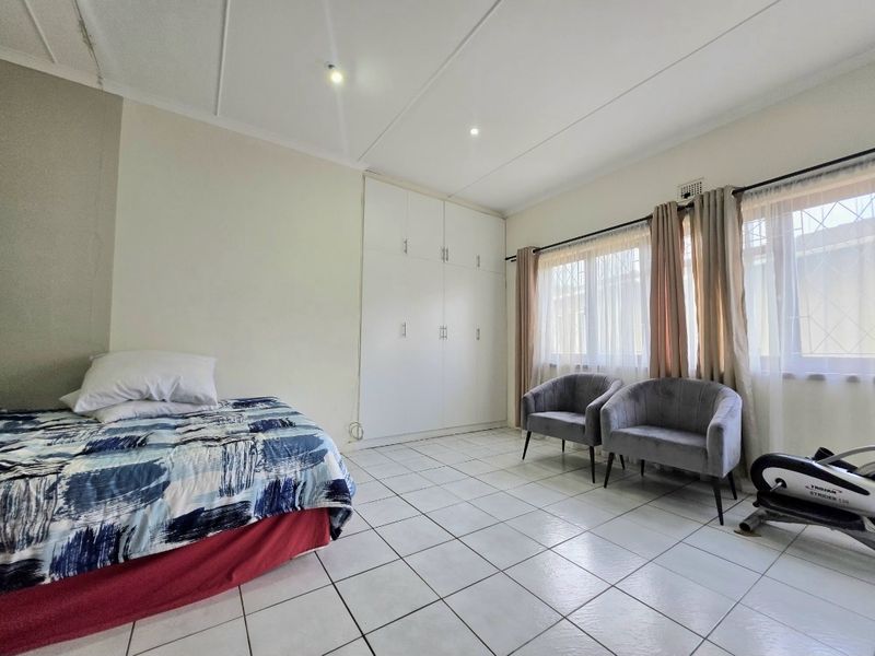 Stunning 8 Bedroom home with alot of hidden potential!!! - Photo 8