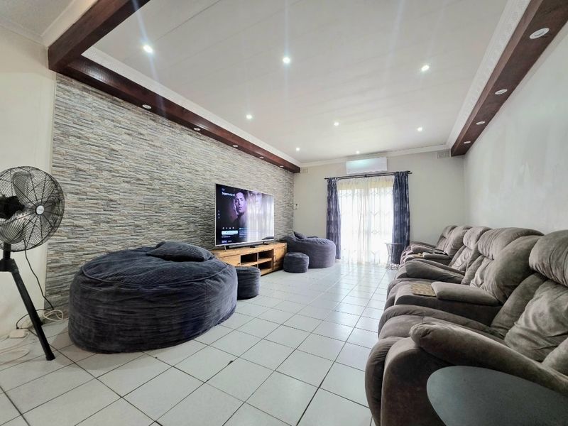 Stunning 8 Bedroom home with alot of hidden potential!!! - Photo 6