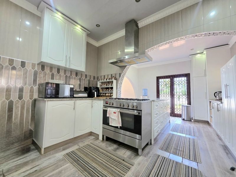 Stunning 8 Bedroom home with alot of hidden potential!!! - Photo 3