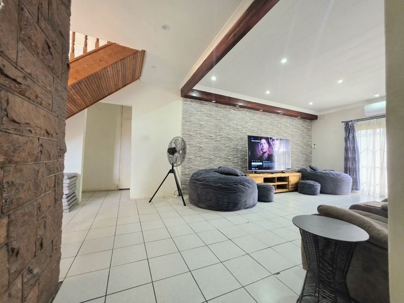 Stunning 8 Bedroom home with alot of hidden potential!!! - Photo 5