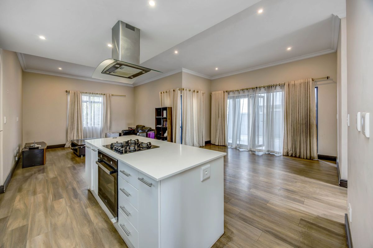 Spacious 4‐Bed Family Home – Great Price, Needs TLC - Photo 4