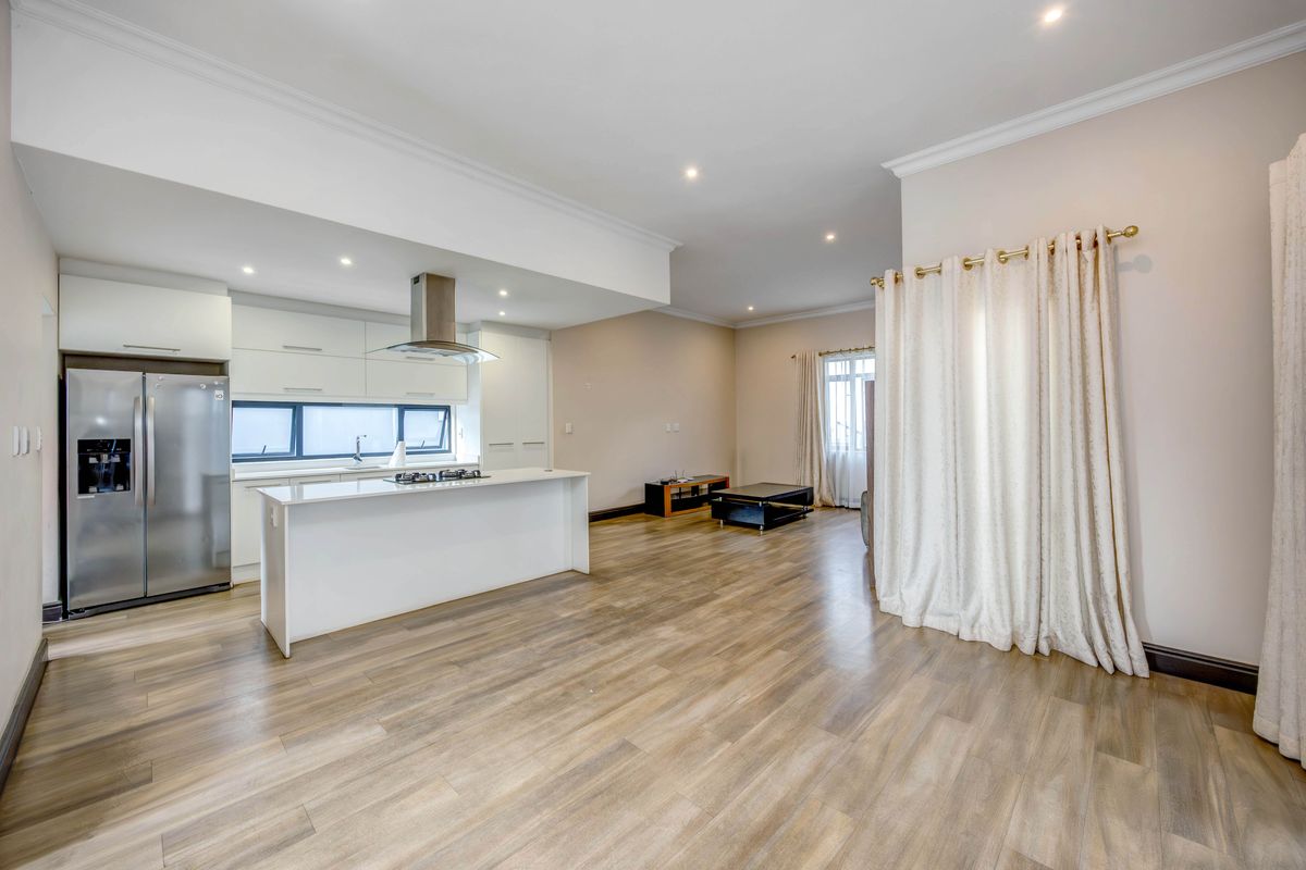 Spacious 4‐Bed Family Home – Great Price, Needs TLC - Photo 3