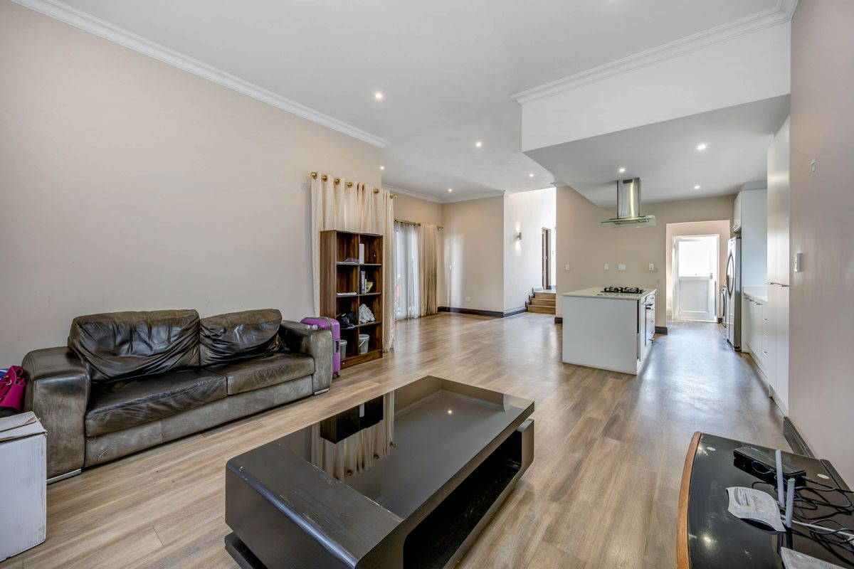 Spacious 4‐Bed Family Home – Great Price, Needs TLC - Photo 2