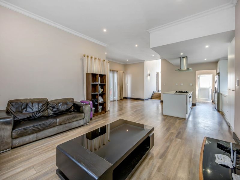 Spacious 4‐Bed Family Home – Great Price, Needs TLC - Photo 2