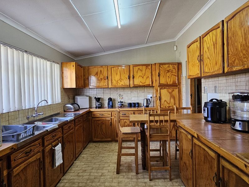 3 Bedroom Home with Flatlet Close to Nature and Walking Trails - Photo 10