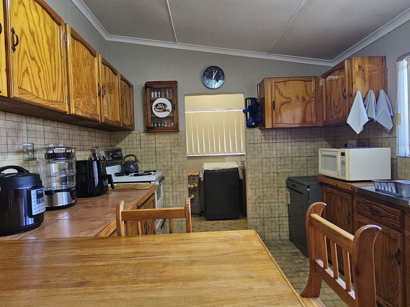 3 Bedroom Home with Flatlet Close to Nature and Walking Trails - Photo 8