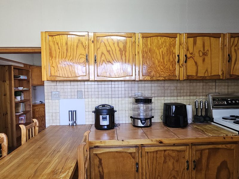 3 Bedroom Home with Flatlet Close to Nature and Walking Trails - Photo 9