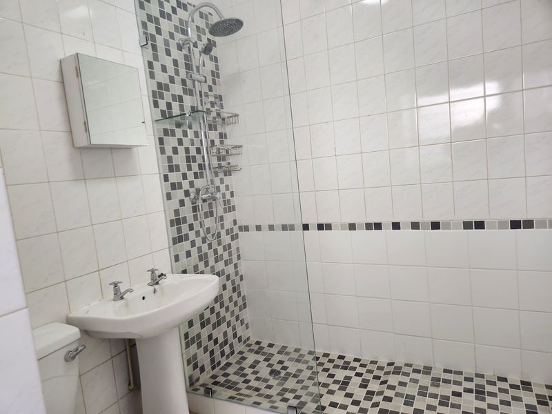 Bargain Investment! Ideal Lock Up And Go! - Photo 10